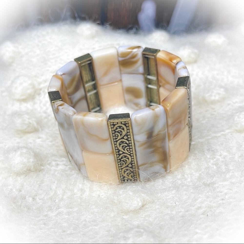 💕Beautiful Vintage Stretch Bracelet Cream and Gold Tone💕